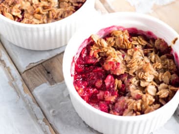 Crumbly raspberry tarts with crunchy topping
