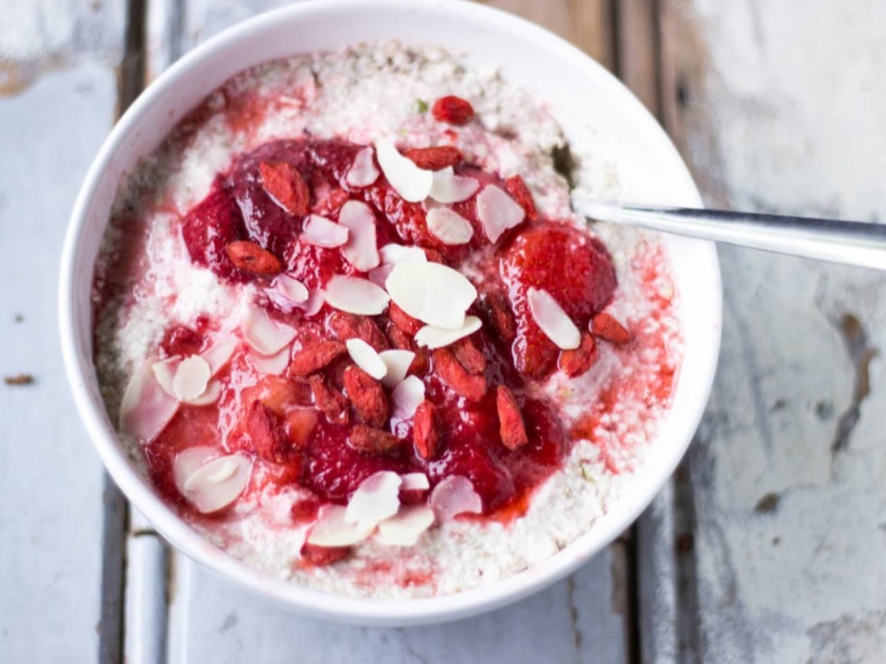 Desayuno de quinua con fresas y almendras