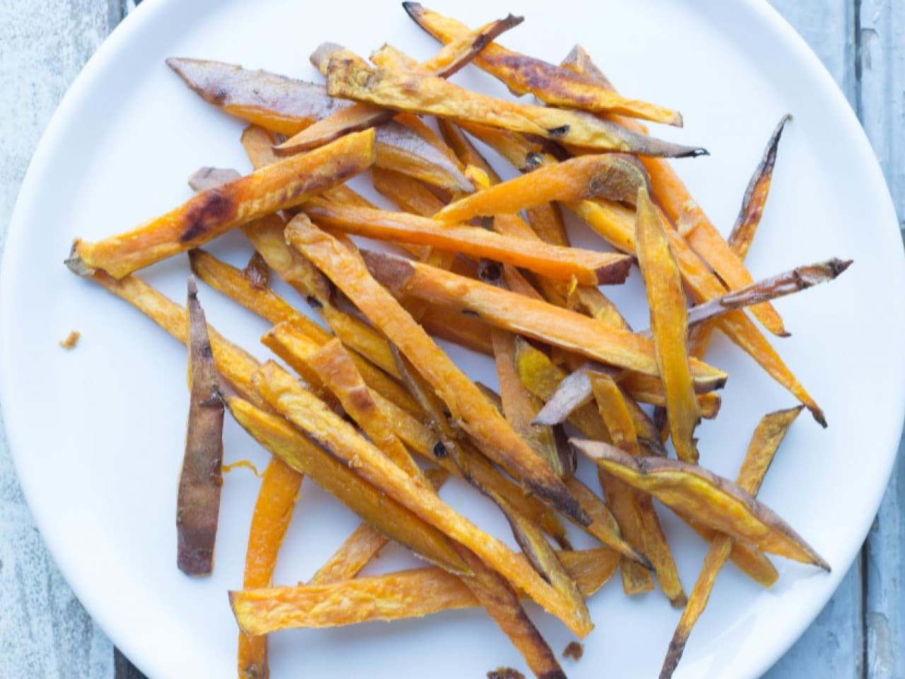 Frites de patates douces à l'ail et au sel de l'Himalaya