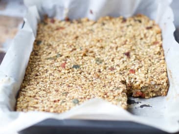 Granola repen met cranberries en dadelpasta