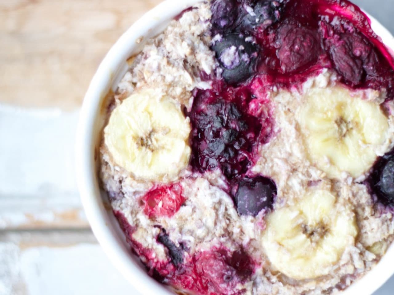 Gebackenes Haferflocken mit Blaubeeren und Kokosnuss