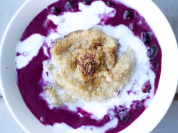 Amaranth porridge with coconut & blueberry sauce