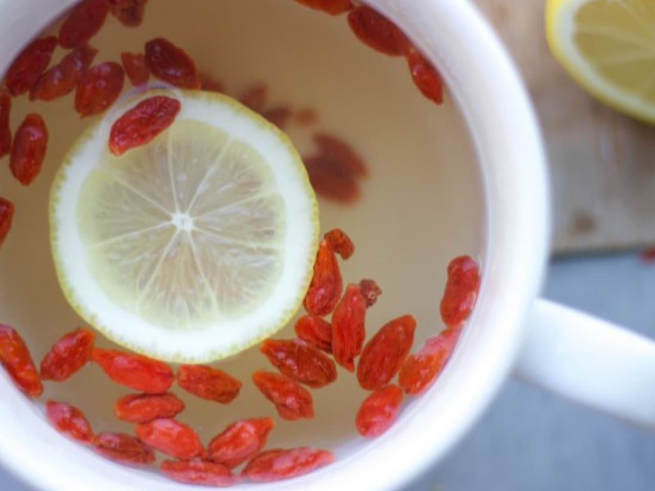 Goji-Beerentee mit Zitrone und Ingwer