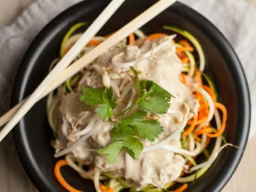 Paleo de pollo tailandés de la olla de barro
