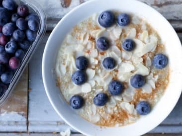 Vegan quinoa ontbijt met amandel en bosbessen