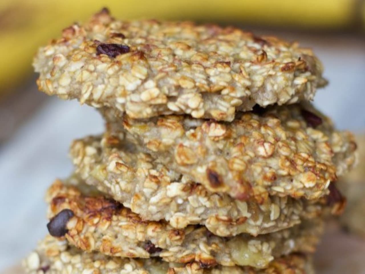 Biscuits végétaliens à la banane et à l'avoine avec des superaliments