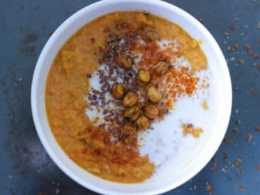 Vegane Süßkartoffelsuppe mit roten Linsen