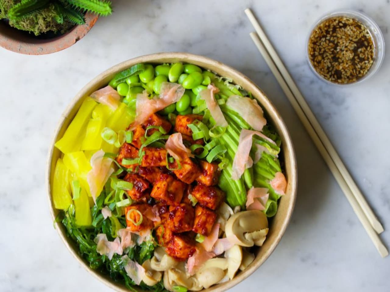 Poké bowl met gemarineerde tempeh