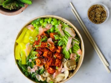 Poké bowl met gemarineerde tempeh