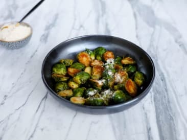 Coles de Bruselas asadas con parmesano casero (recetas veganas de Navidad)