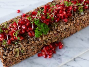 Pastel de espelta con cebolla tierna y granada (recetas veganas de Navidad)