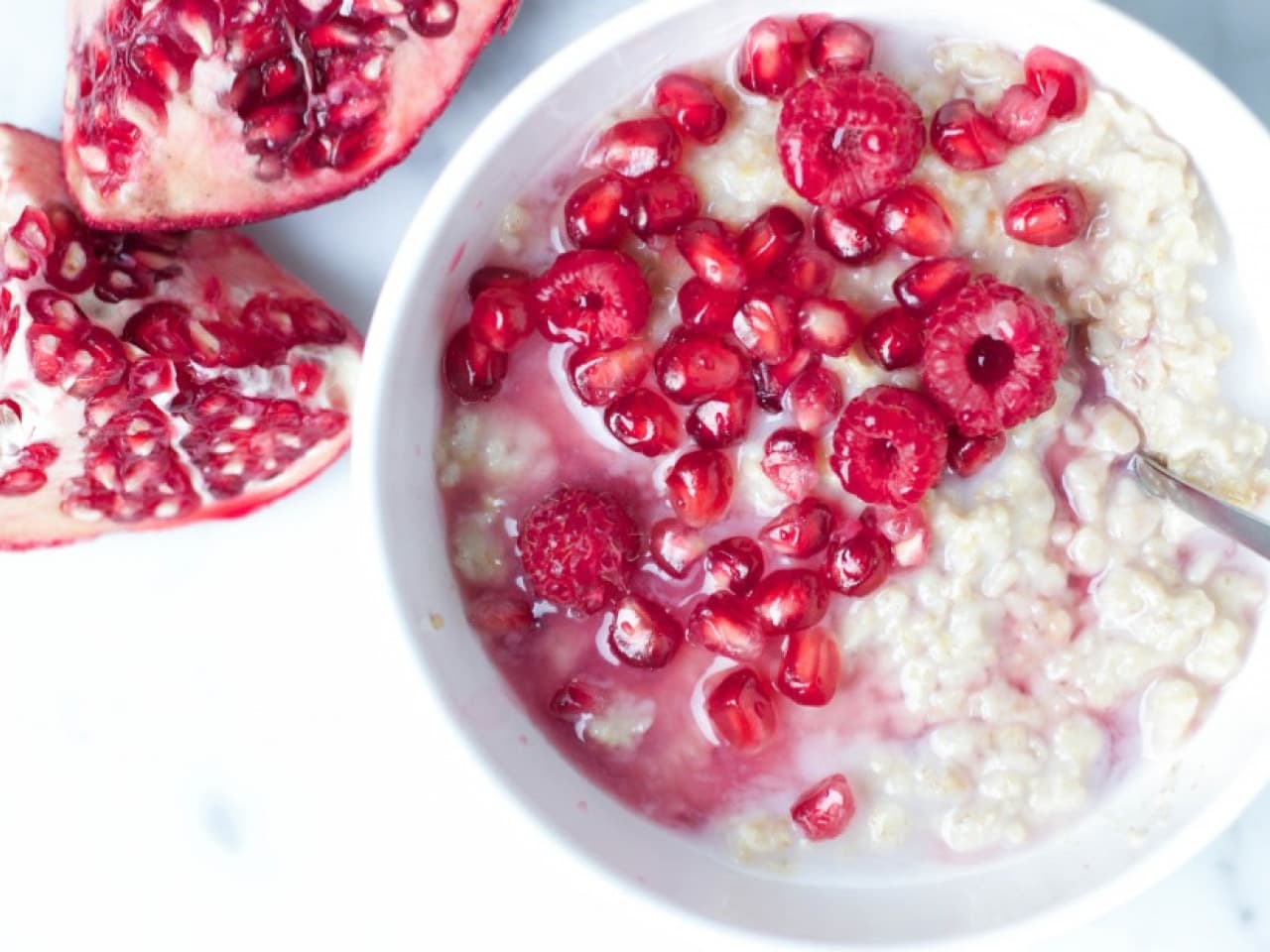Haferflocken mit Kokosnuss und Granatapfel
