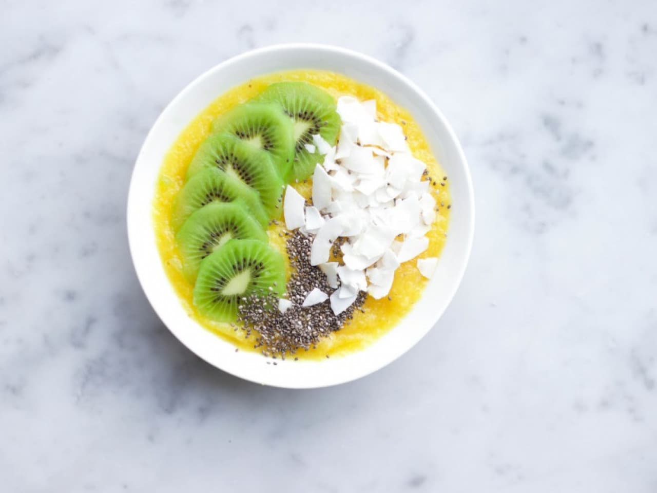 Mango smoothie bowl