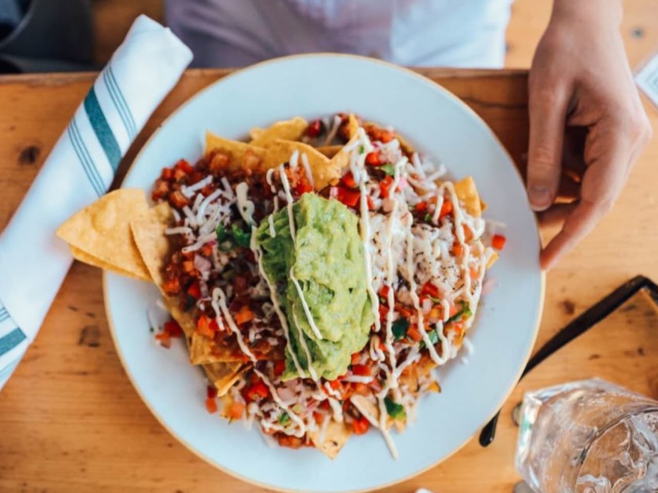 Plato de tortilla vegana con queso y guacamole