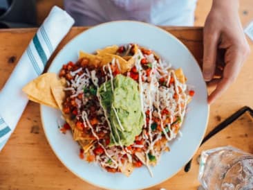 Vegan tortillaschotel met kaas en guacamole