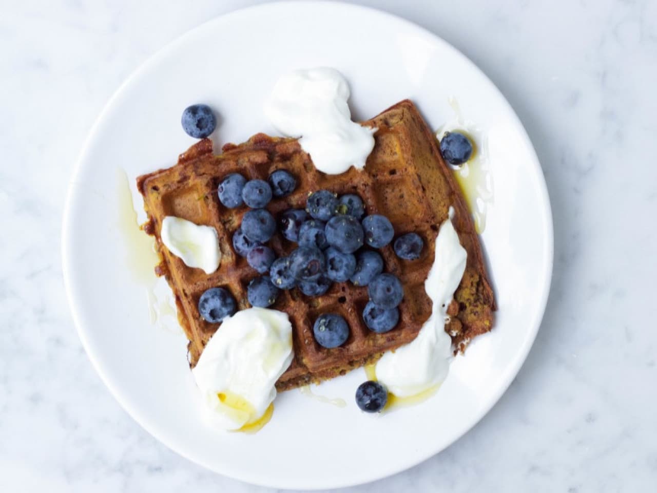 Waffles con arándanos y yogurt de coco