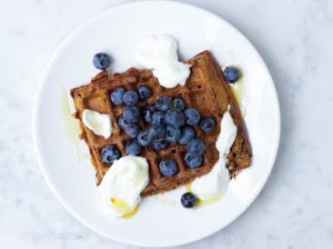 Waffles con arándanos y yogurt de coco