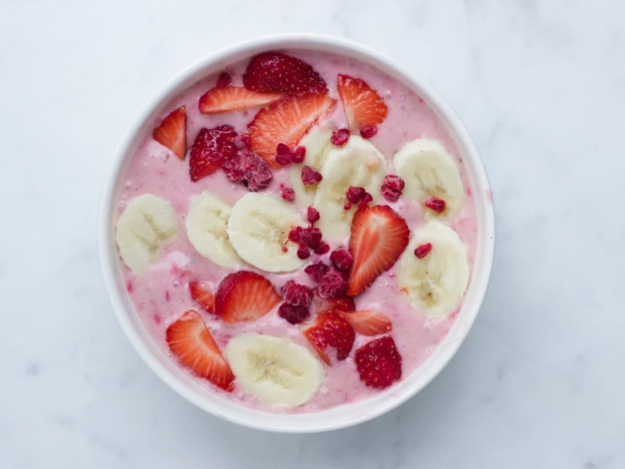 Smoothie-Schüssel mit Himbeeren und Banane