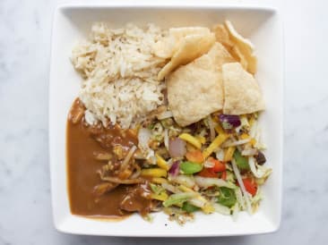 Vegan gado gado con ensalada de vegetales orientales