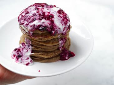 Bananenpfannkuchen mit frischen Früchten