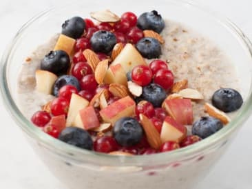 Vegan oatmeal with blueberries and apple