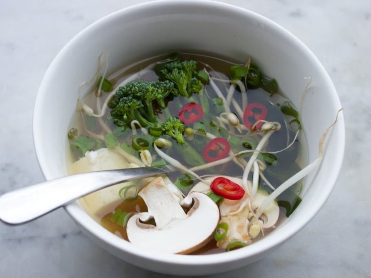 Sopa vegana de miso con tofu de seda y wakame