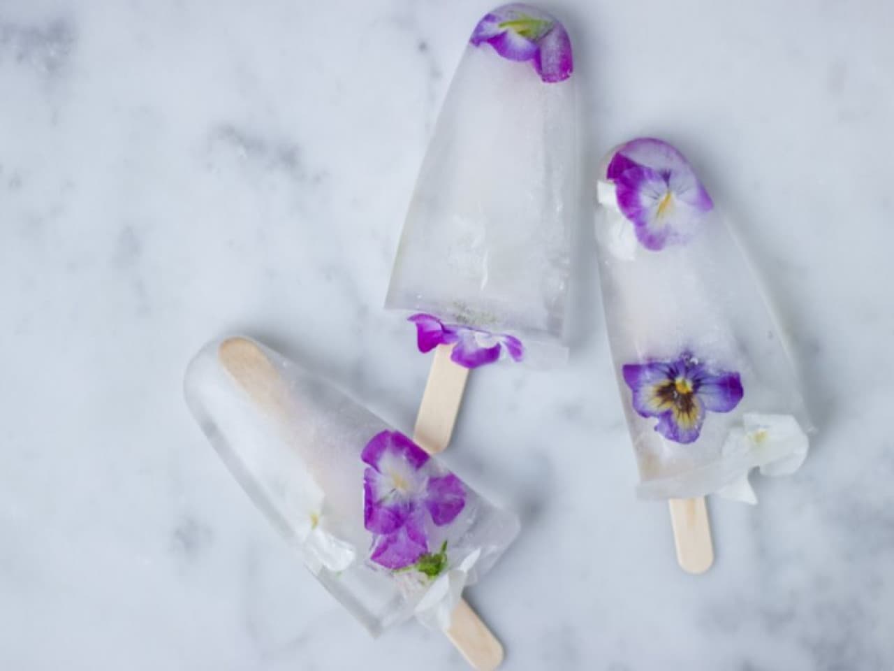 Helados con violetas tricolores