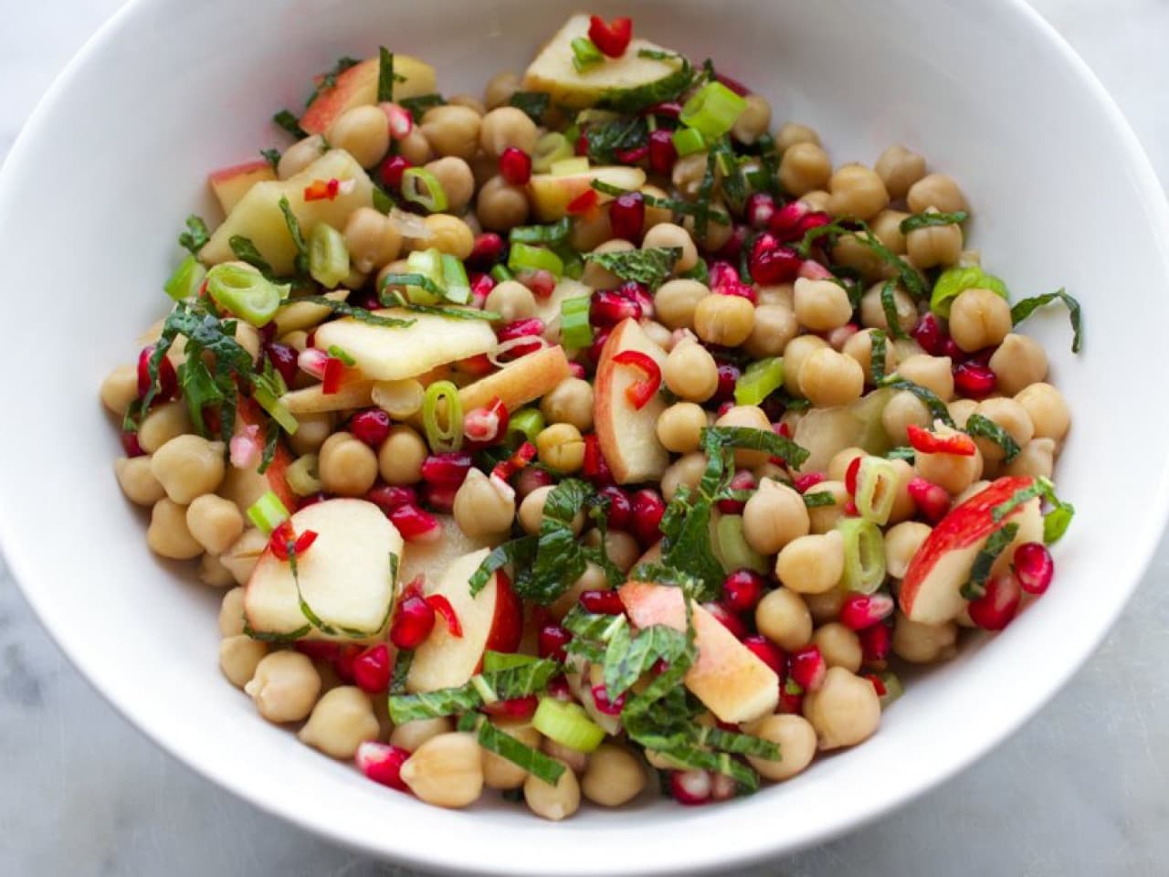 Vegan kikkererwten salade met munt en granaatappel