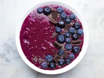 Vegan berry bowl with chocolate