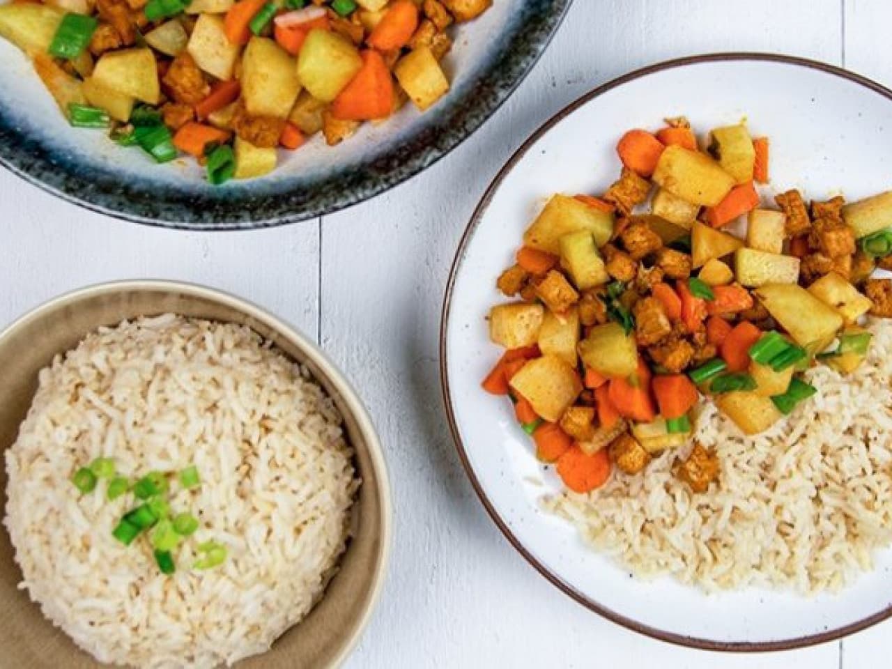 KooIrabi salteado con zanahorias, arroz basmati integral y tofu