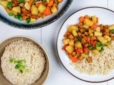 KooIrabi salteado con zanahorias, arroz basmati integral y tofu