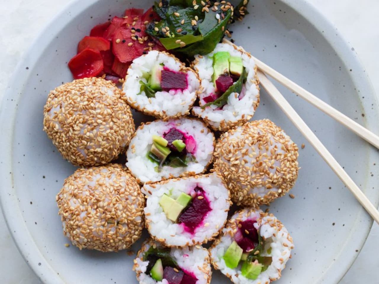 Boules de sushi végétaliennes au gingembre et à l'avocat