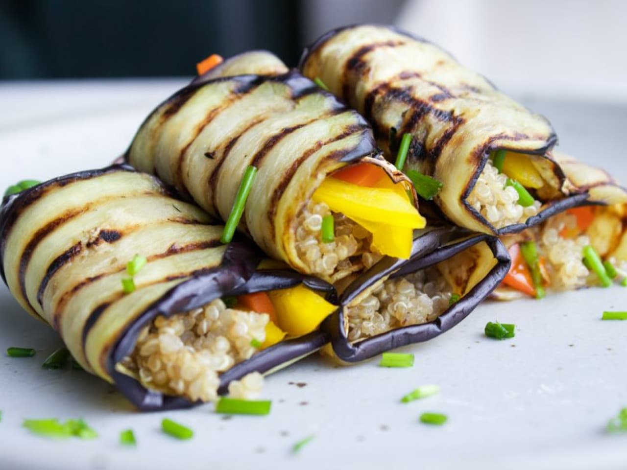 Rollitos de berenjena a la plancha con quinua y cebollino