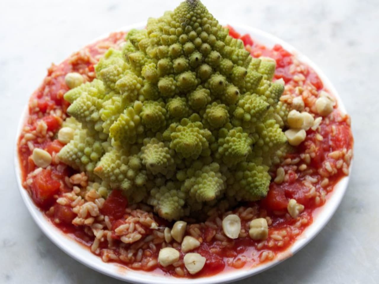 Romanesco entier avec riz, noisettes et tofu