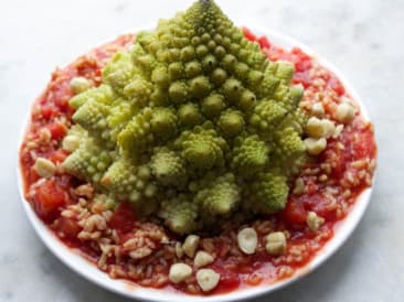 Romanesco entero con arroz, avellanas y tofu