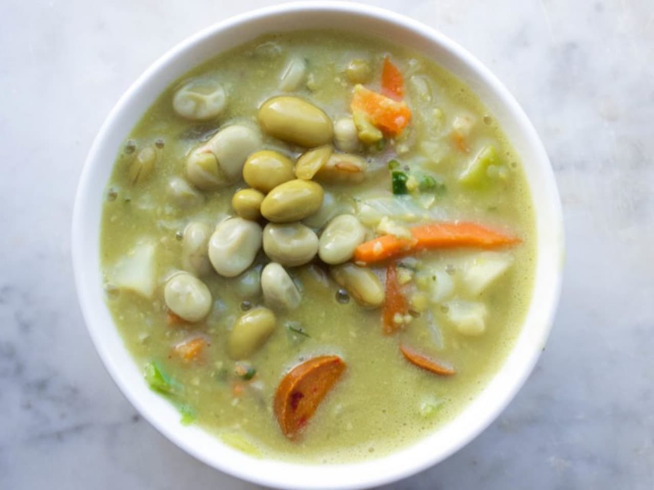 Soupe de pois végétalienne avec saucisse de seitan fermiers