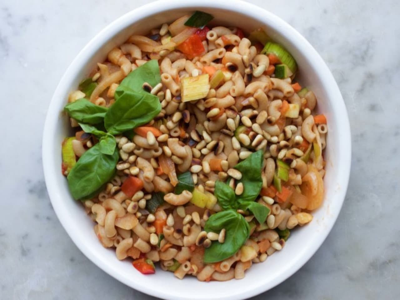 Macarrones veganos muy grasosos con albahaca y piñones