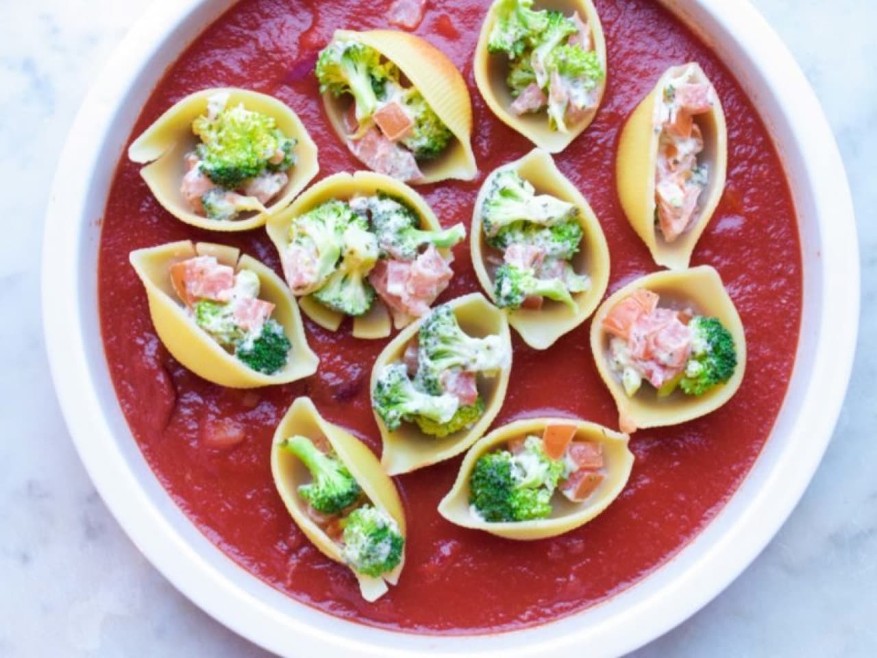 Conchas rellenas de pasta con queso crema vegano, brócoli y passata