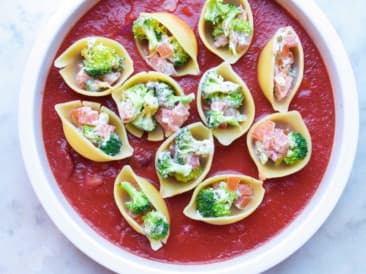 Conchas rellenas de pasta con queso crema vegano, brócoli y passata