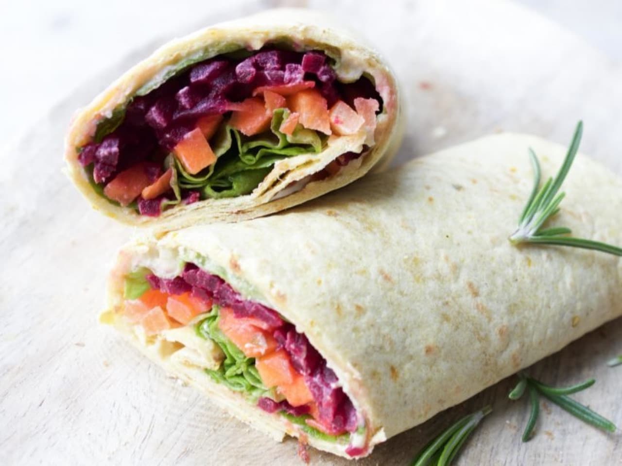 Vegan wraps met bietjes en hummus