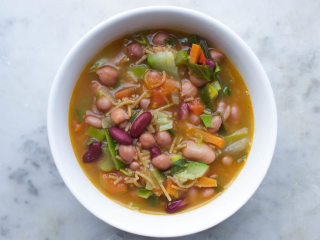 Vegan minestrone met tomaat en bonen