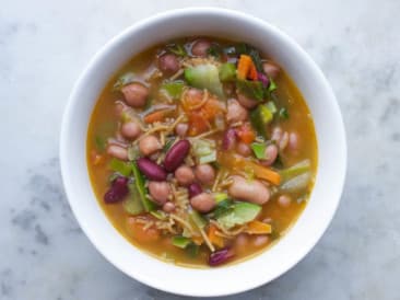 Minestrone végétalien à la tomate et aux haricots