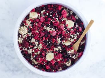 Desayuno de avena con frutas del bosque