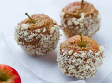 Manzanas dulces con salsa de almendras