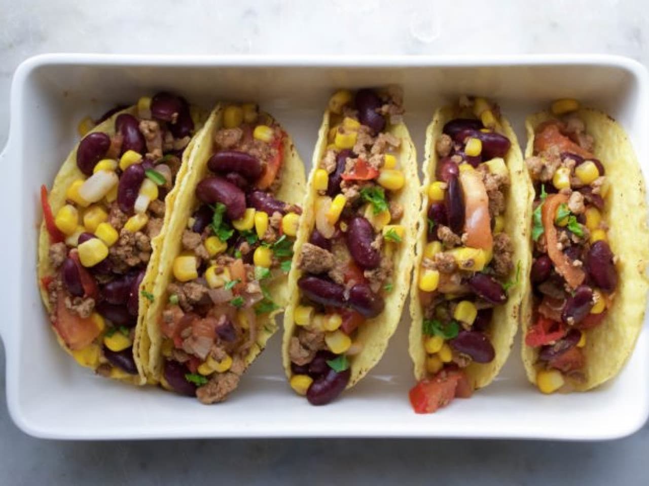 Tacos végétaliens avec viande hachée et haricots rouges