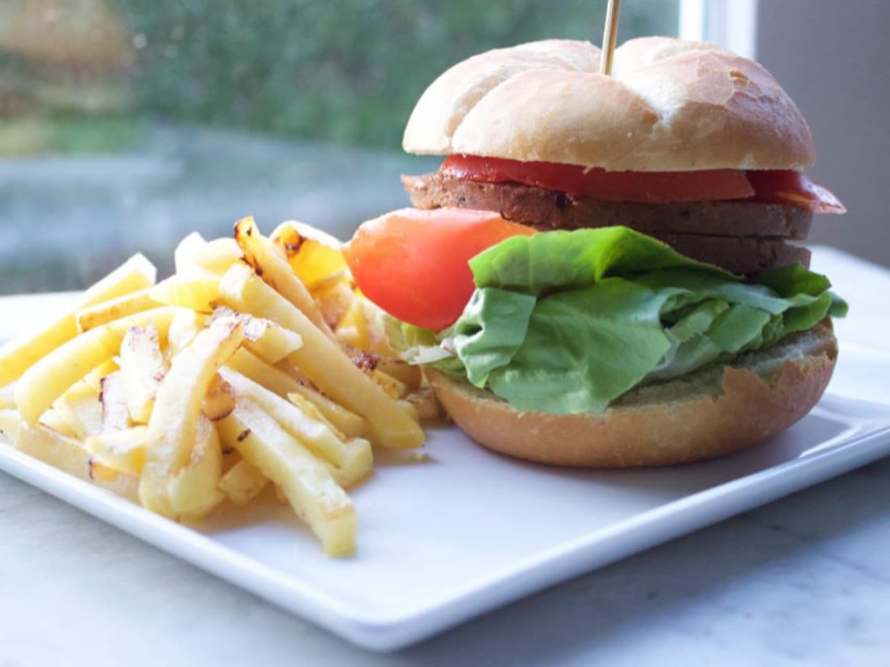 Hamburguesa vegana con verduras a la parrilla