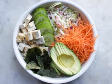 Vegan sushibowl met avocado en nori