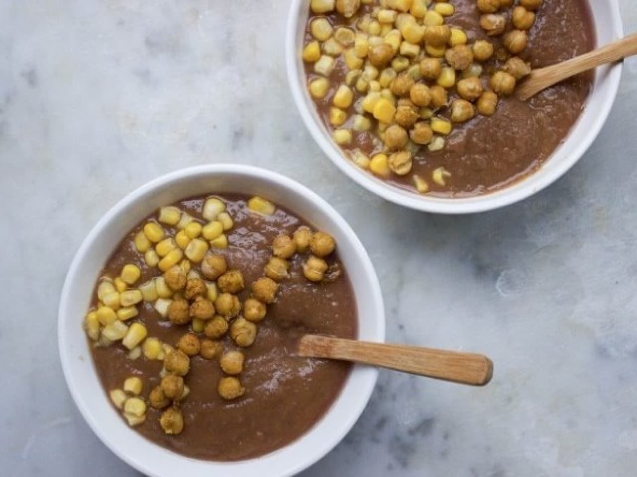 Vegane lila Süßkartoffelsuppe mit Winterportulak