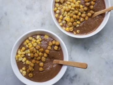 Soupe de patate douce pourpre végétalienne avec pourpier d'hiver