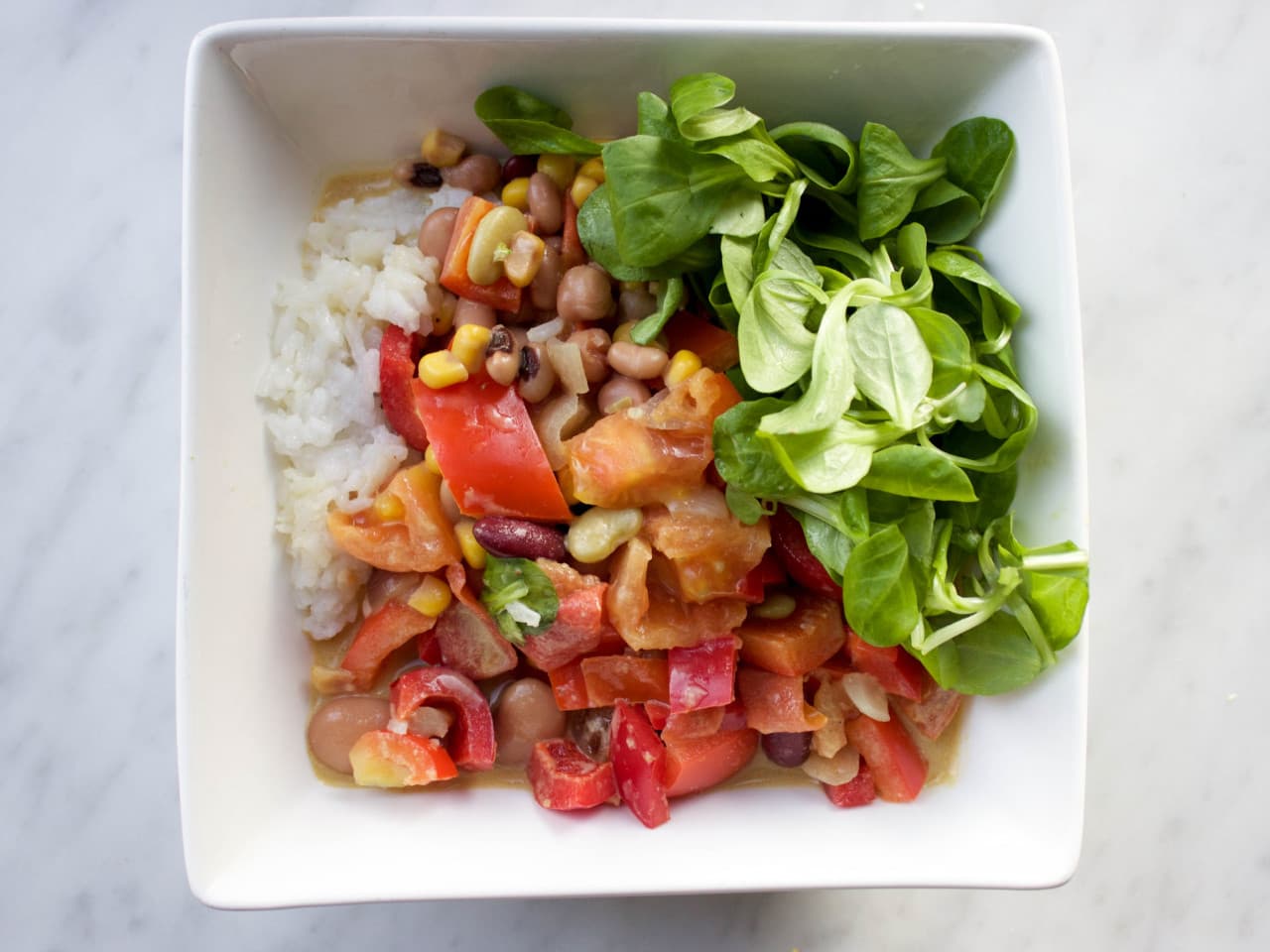 Curry vegano con mezcla de frijoles y pimiento